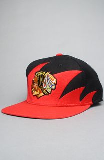 Mitchell & Ness The Chicago Blackhawks Sharktooth Snapback Hat in Black Red