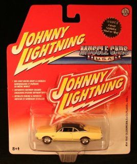 Johnny Lightning Muscle Cars USA 1967 Oldsmobile Cutlass 442 Yellow/Black Roof #54: Everything Else