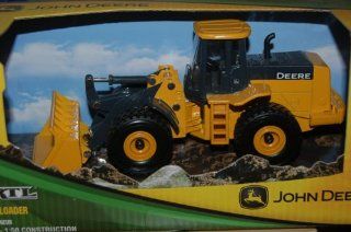 1:50 John Deere 824K Wheel Loader Ertl: Toys & Games